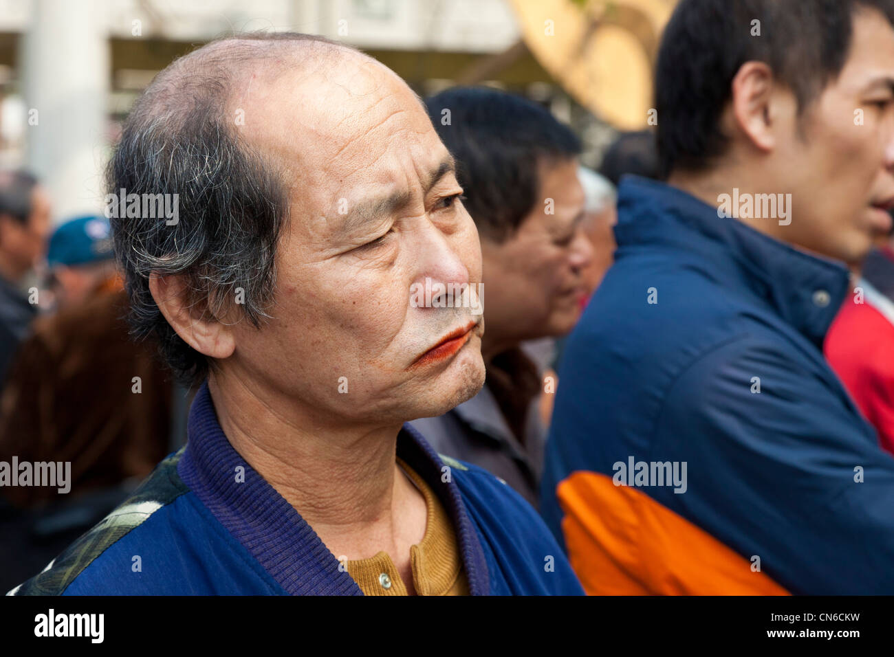 Uomo di Taiwan masticare betel il dado nel Parco Mangka Taipei Taiwan. JMH5678 Foto Stock