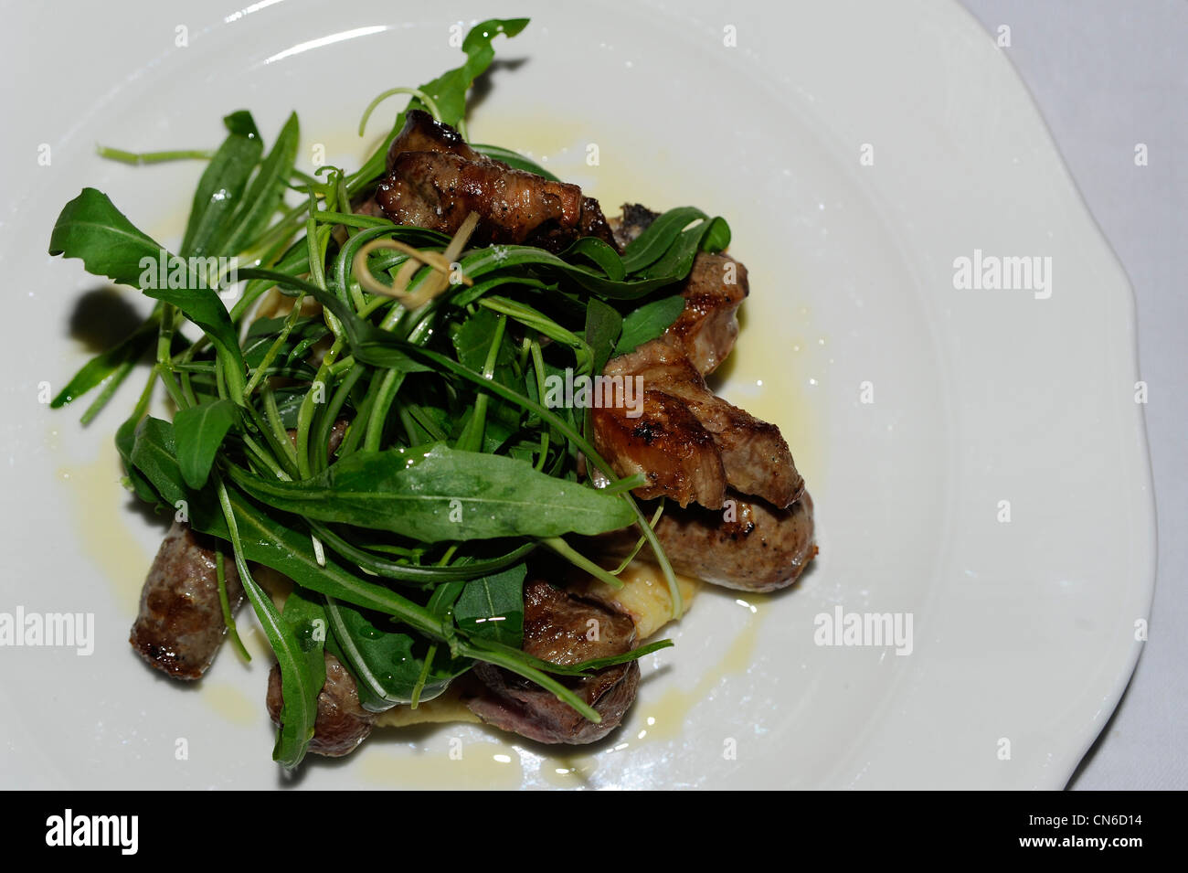 Pugliese di grigliata mista con insalata di rucola Foto Stock