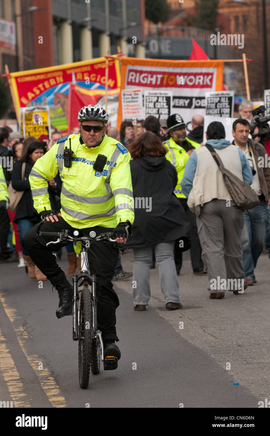 La polizia ciclista conduce l'Anti tagli marzo durante i liberali democratici Conferenza a Sheffield Foto Stock