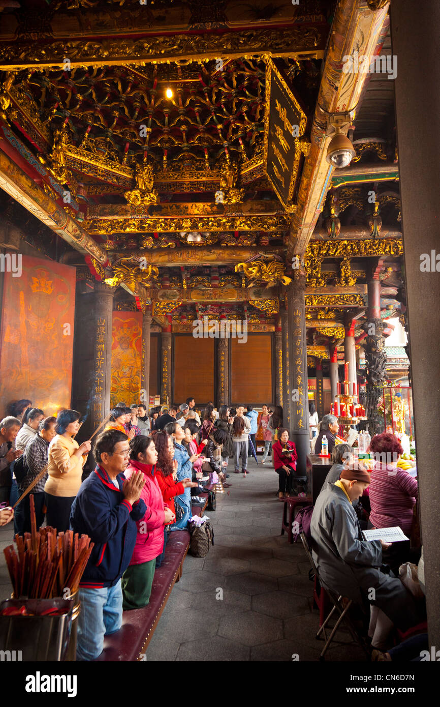 Adoratori di Longshan o Tempio Lungshan Taipei Taiwan. JMH5701 Foto Stock