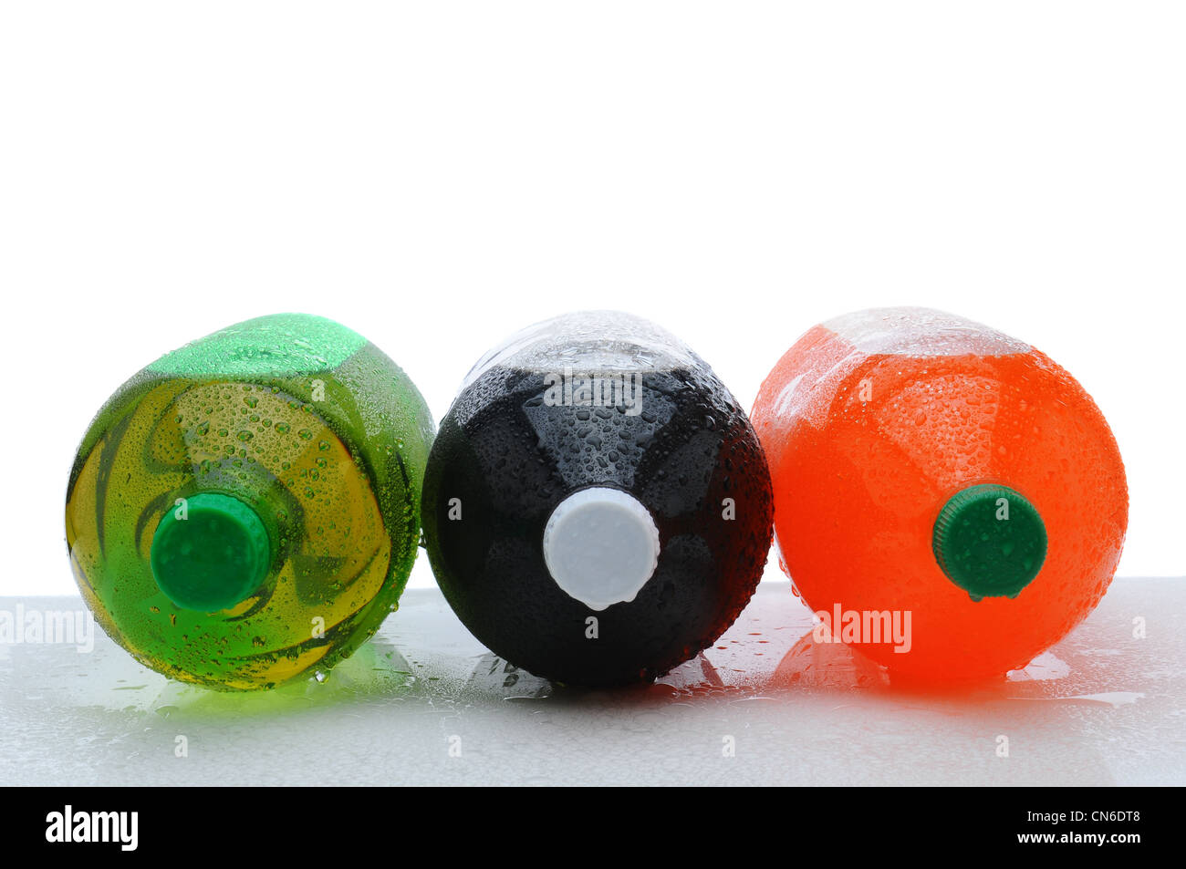 Tre plastica da due litri di bottiglie di soda posa sui loro lati con condensazione su un contatore ad umido. Foto Stock