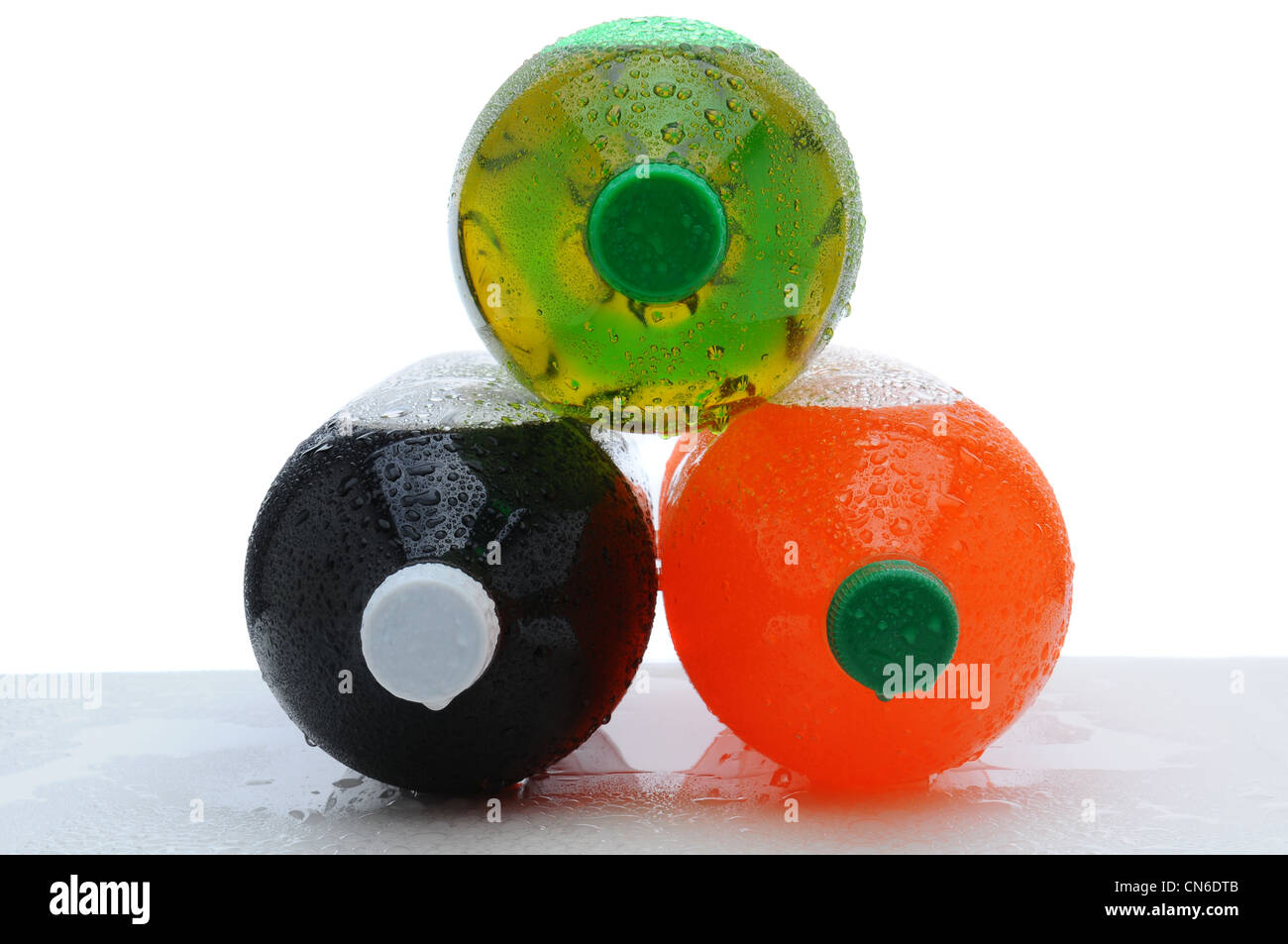 Tre plastica da due litri di bottiglie di soda posa sui loro lati impilati in forma piramidale con la formazione di condensa su un contatore ad umido. Foto Stock