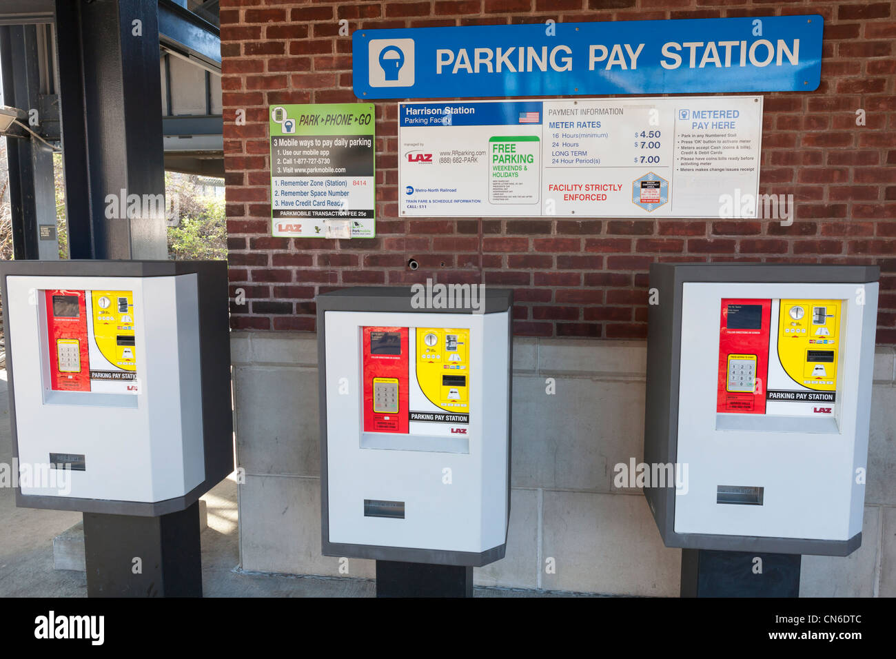 Una stazione di pagare per il parcheggio presso la Metro-North stazione ferroviaria in Harrison, New York Foto Stock