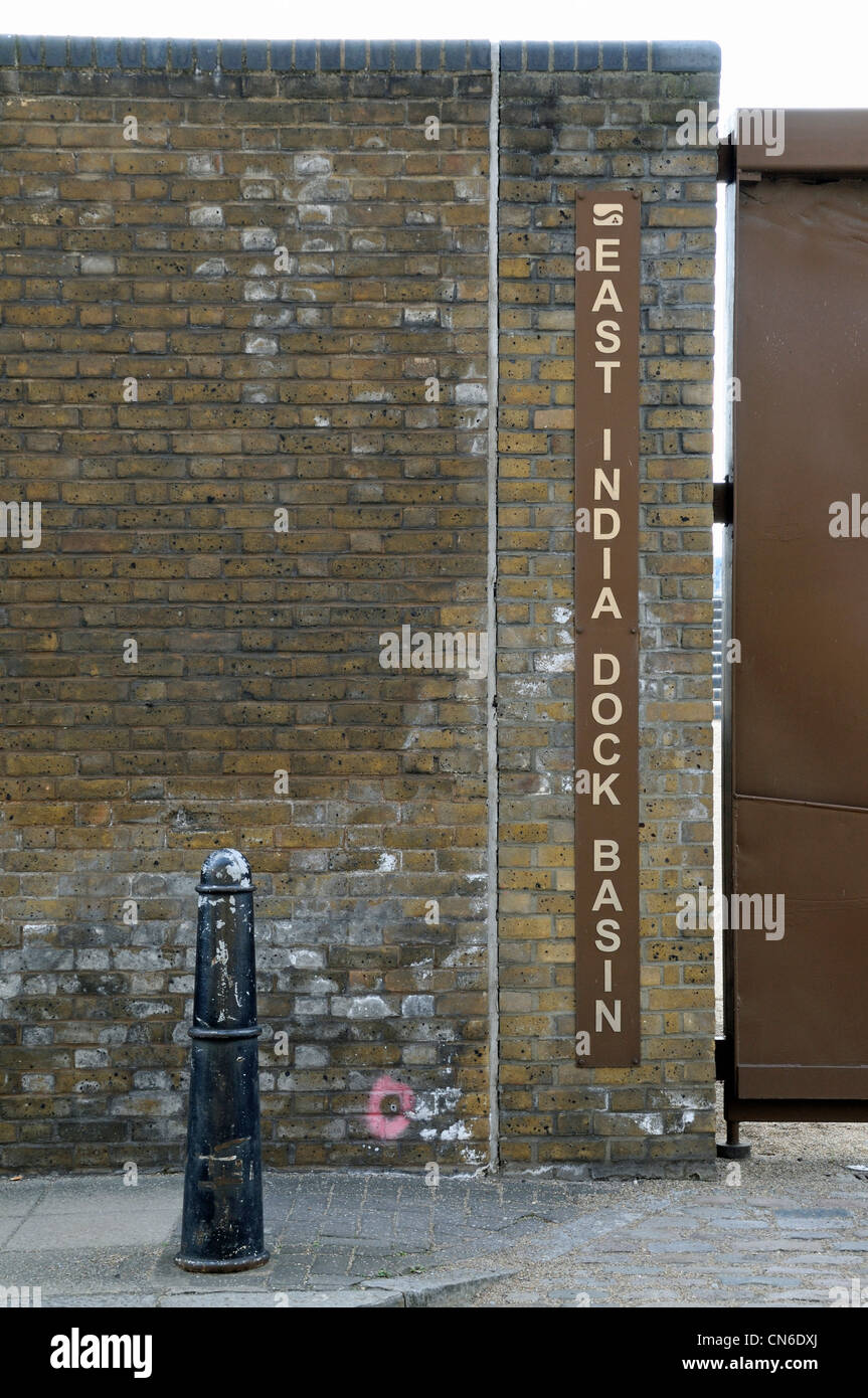 East India Dock segno del bacino adiacente ingresso, frutteto posto Blackwall Poplar Tower Hamlets, East London Inghilterra England Regno Unito Foto Stock