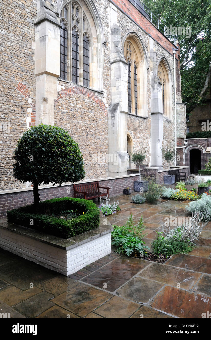 Il giardino del Priorato chiesa dell Ordine di San Giovanni, Clerkenwell, Londra Inghilterra REGNO UNITO Foto Stock