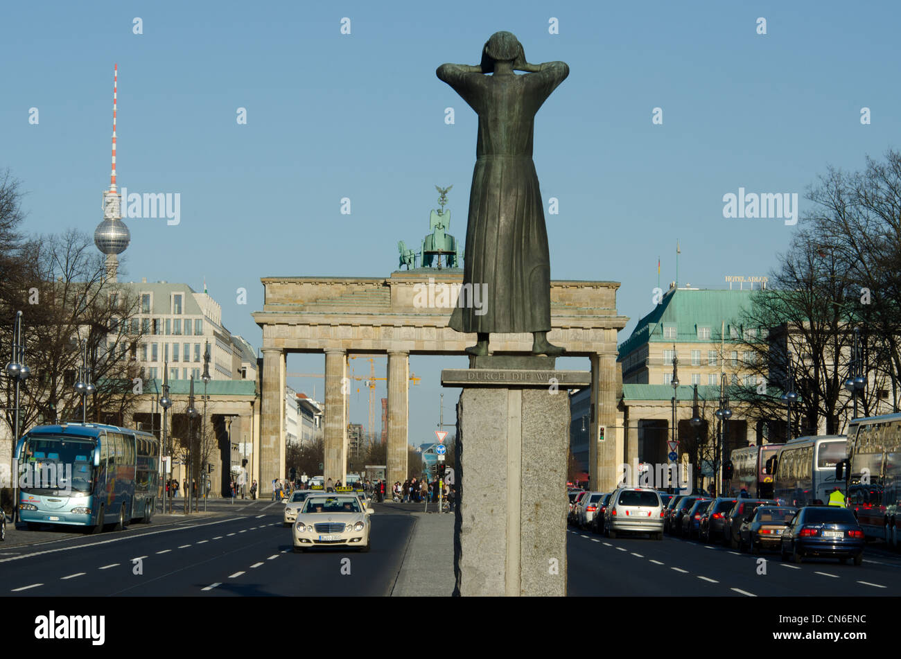 La scultura "Il banditore' con la Porta di Brandeburgo, Strasse des 17. Juni, Berlino Foto Stock