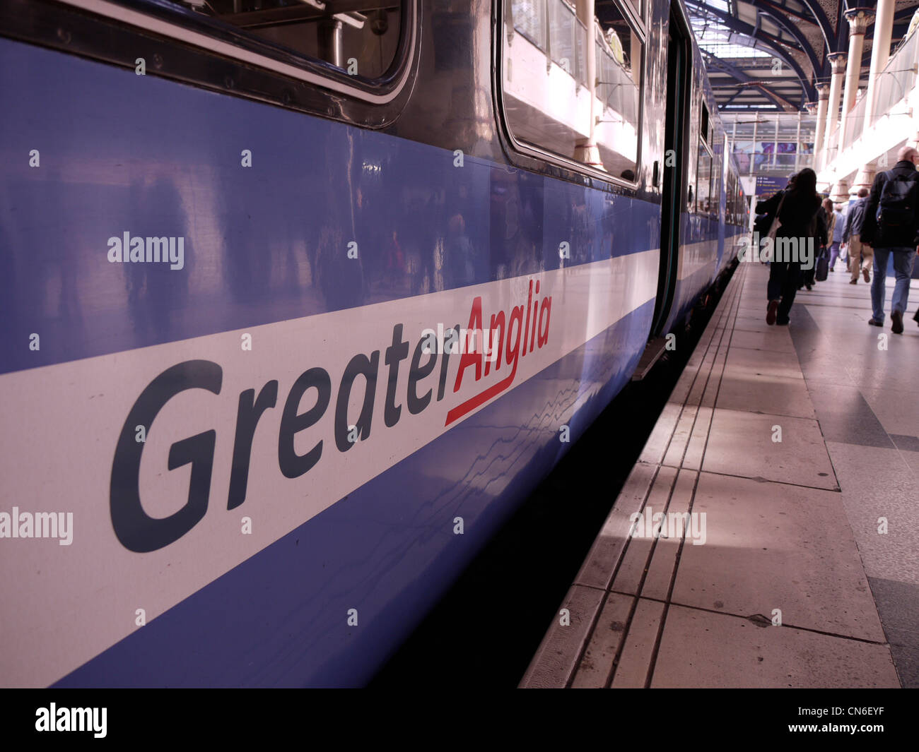 Regno Unito, Londra - Un treno della Greater Anglia si trova alla piattaforma della stazione di Liverpool Street, uno dei principali hub ferroviari della capitale Foto Stock