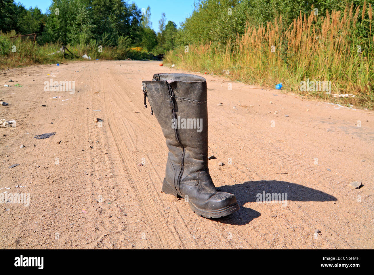 Vecchio boot sulla sabbia strada rurale Foto Stock