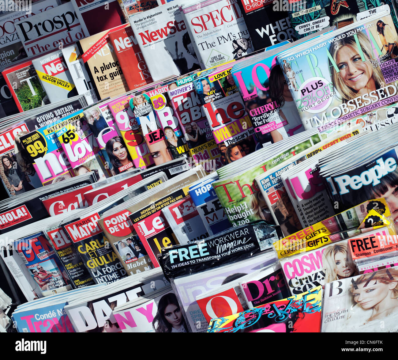 Rivista soleggiato display, Sloane Square, a Chelsea, Londra SW1W, Inghilterra; Regno Unito ed Europa Foto Stock