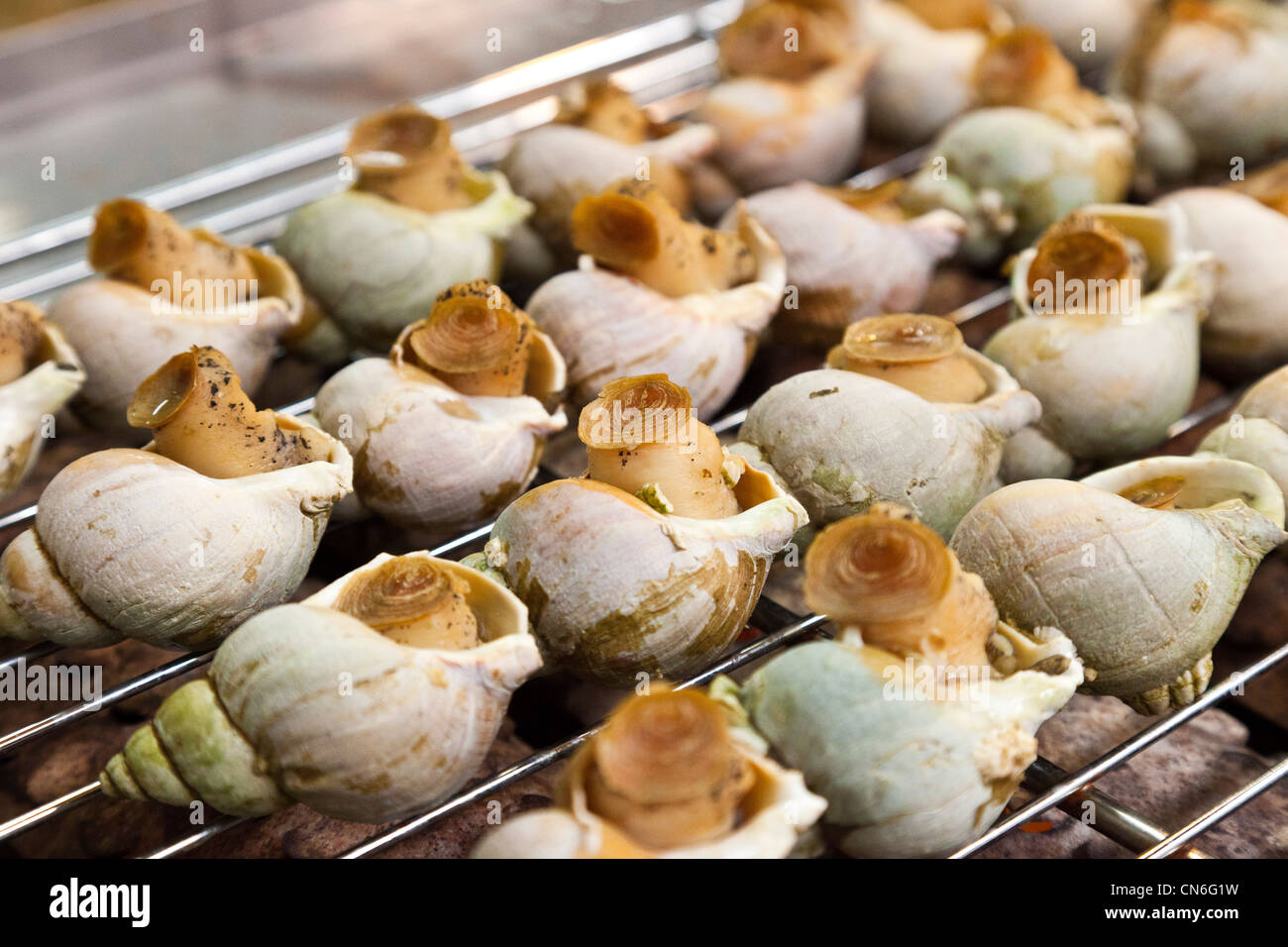 Cuocere le lumache nei gusci in vendita a Jishan Street Market Jiufen Taiwan. JMH5766 Foto Stock