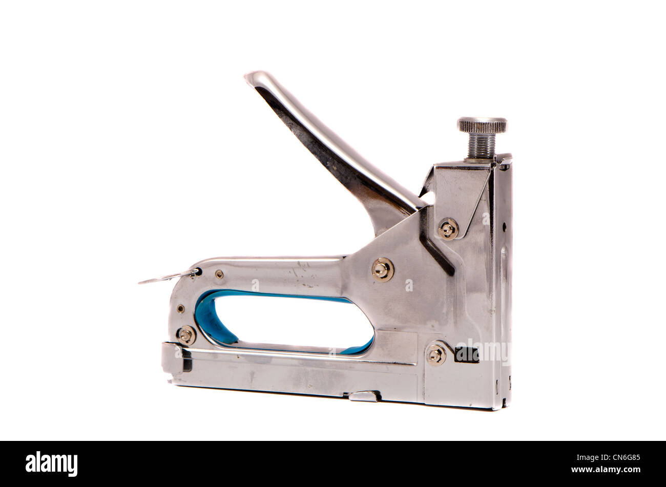 Attrezzo speciale cucitrice per carta o altro materiale sottile che fissa per gli oggetti di legno. Martello moderno con chiodi impiegati nella costruzione Foto Stock