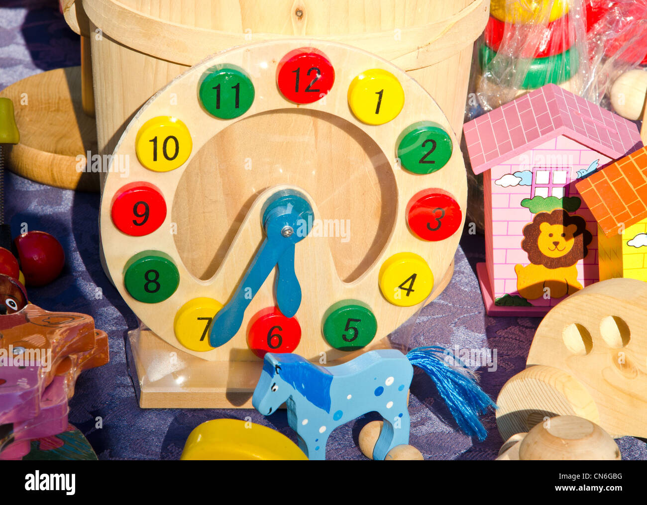 Parchi gioco in legno giocattoli colorati. Imitazione orologio cavalli case. Foto Stock