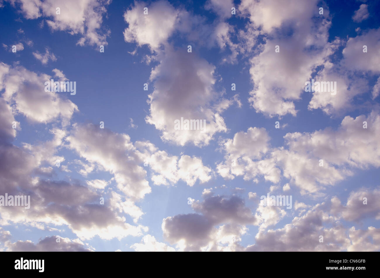 Bella nuvoloso molla blu cielo illuminato dal sole sfondo. Foto Stock