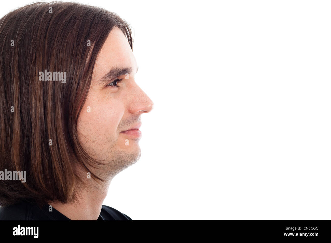 Profilo del giovane dai capelli lunghi uomo folle sorridente faccia rilassata, isolato su sfondo bianco con un grande spazio di copia. Foto Stock