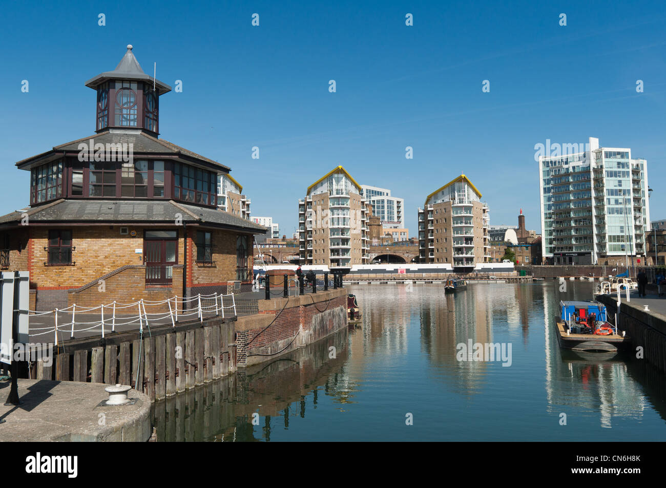 Moderni appartamenti sul bacino Limehouse, Tower Hamlets, Londra, Inghilterra. Foto Stock