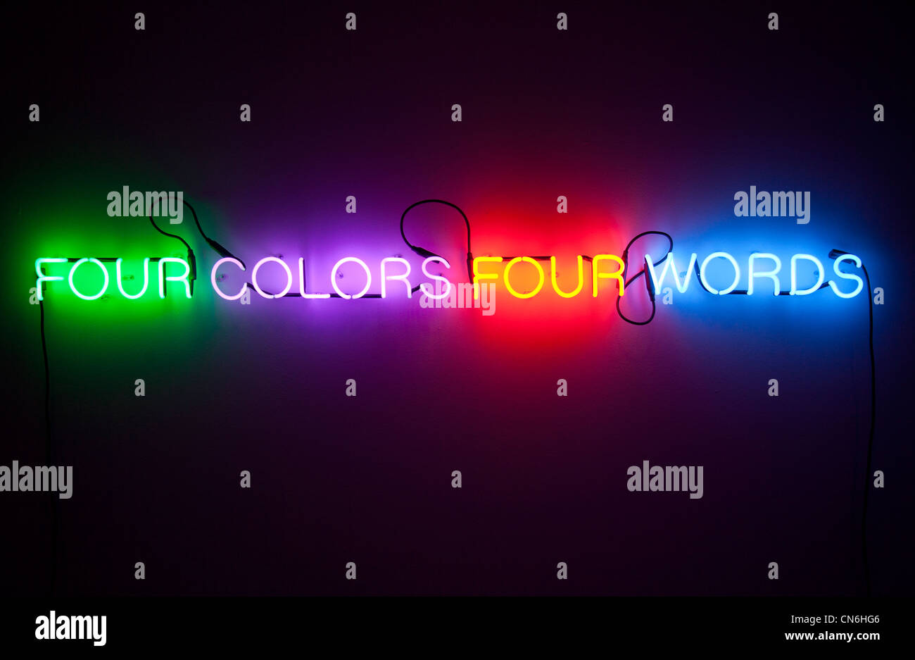 Quattro colori e quattro parole insegna al neon Foto Stock