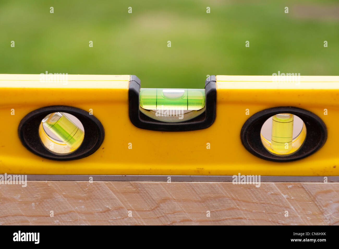 Builder livella a bolla sul legname. Foto Stock