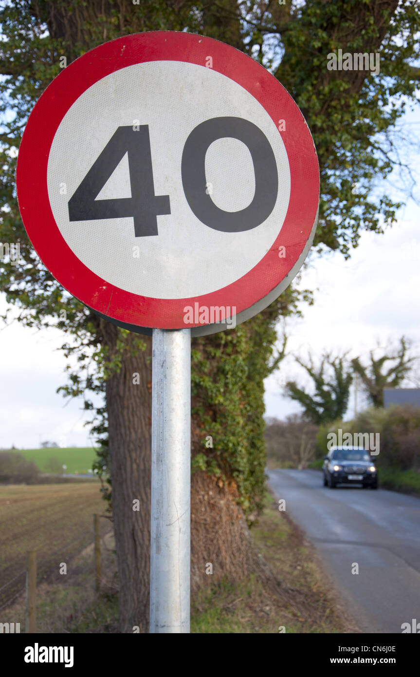Country Road lane con 40 MPH segno Foto Stock