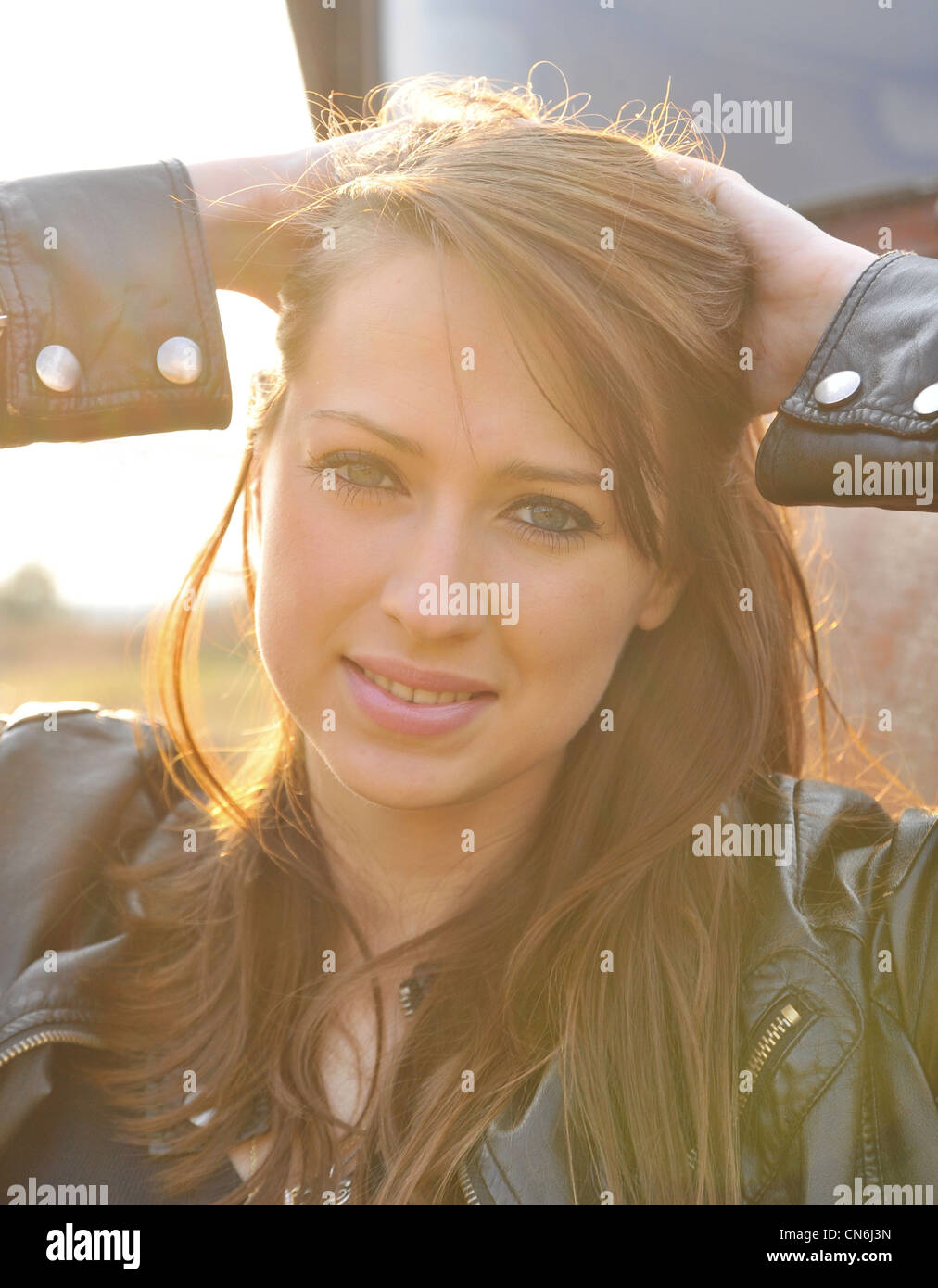 Bella ragazza caucasica sul vecchio sfondo carrello Foto Stock