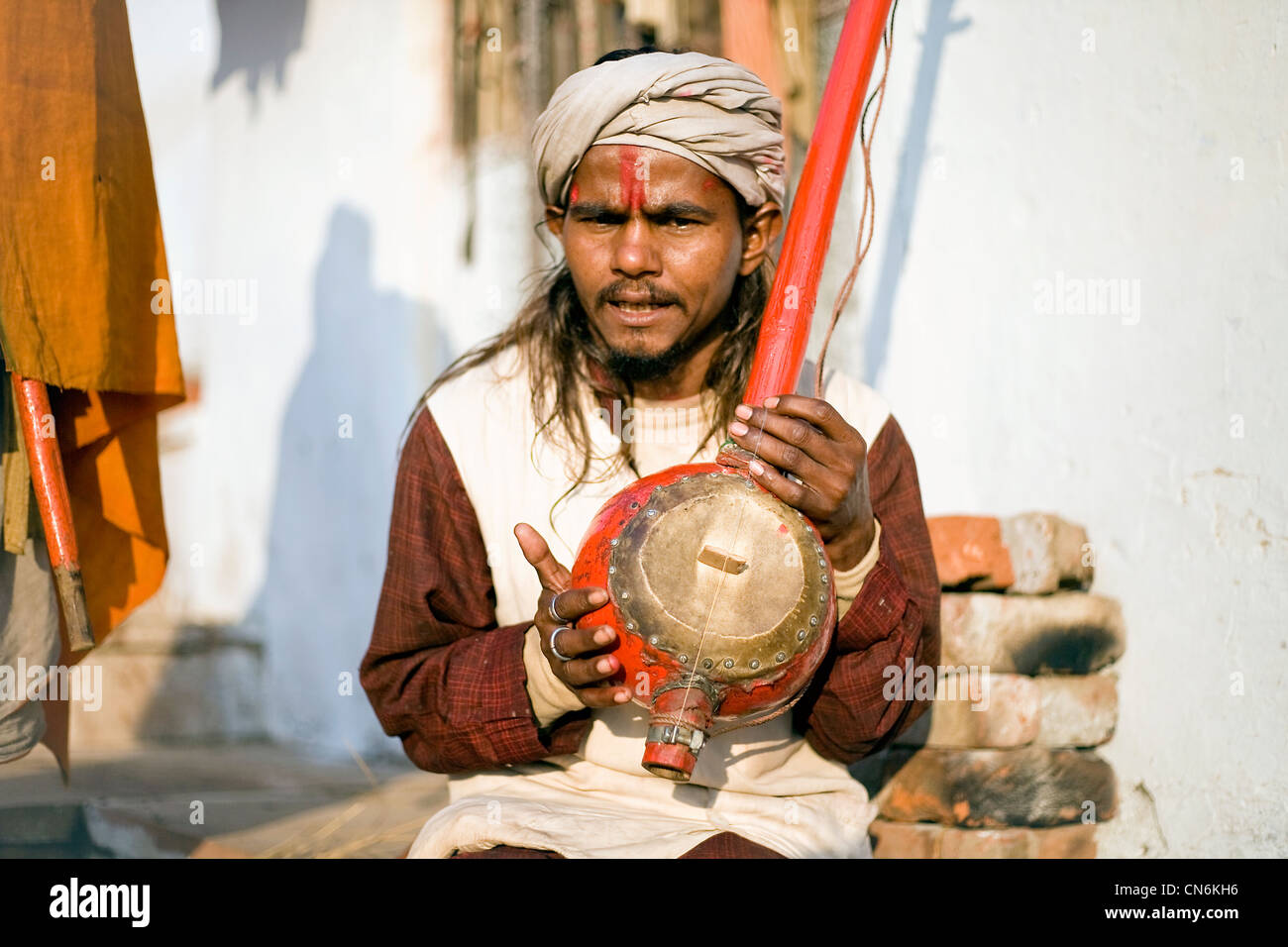 Sadhu musicista di eseguire durante il Pushkar Camel fair Foto Stock