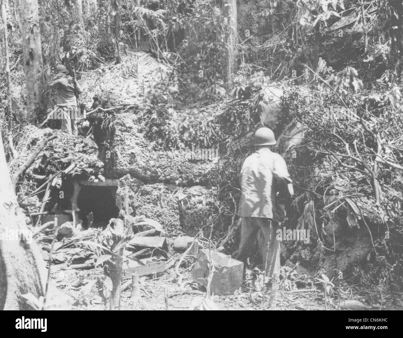 Due Stati Uniti Marines controllare un bunker giapponesi costruito con blocchi di corallo nel punto Cruz area di Guadalcanal nel novembre 1942. Foto Stock
