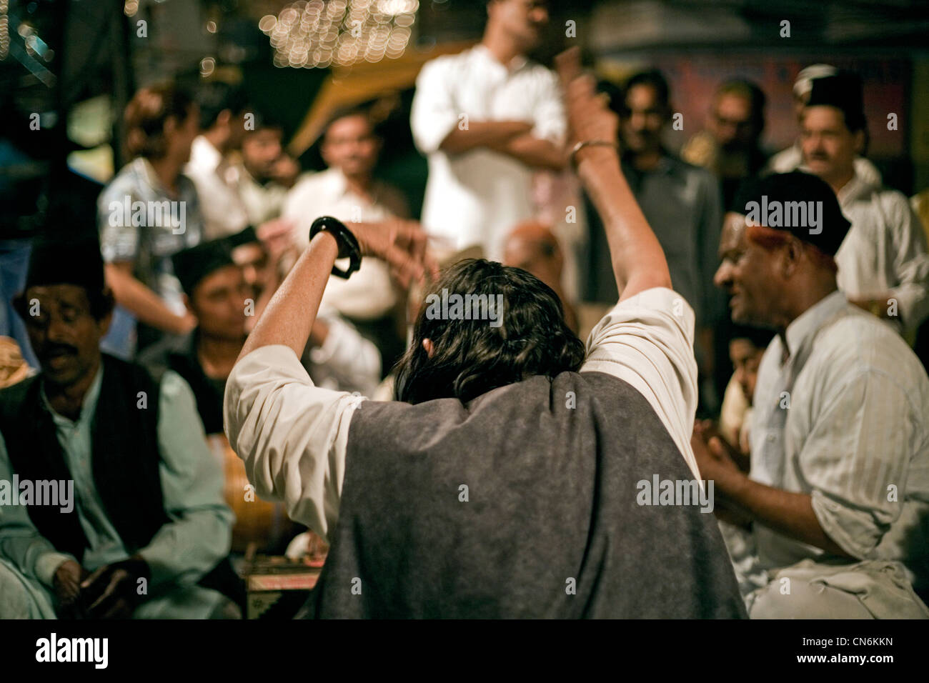 I Dervish in trance durante l'annuale festival Nizamuddin in Delhi ,India Foto Stock