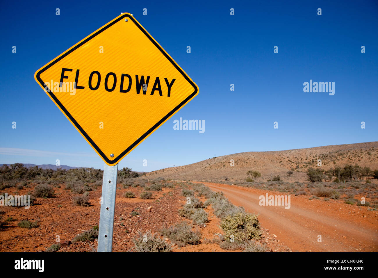 Floodway segno di avvertimento a secco entroterra australiano. Foto Stock