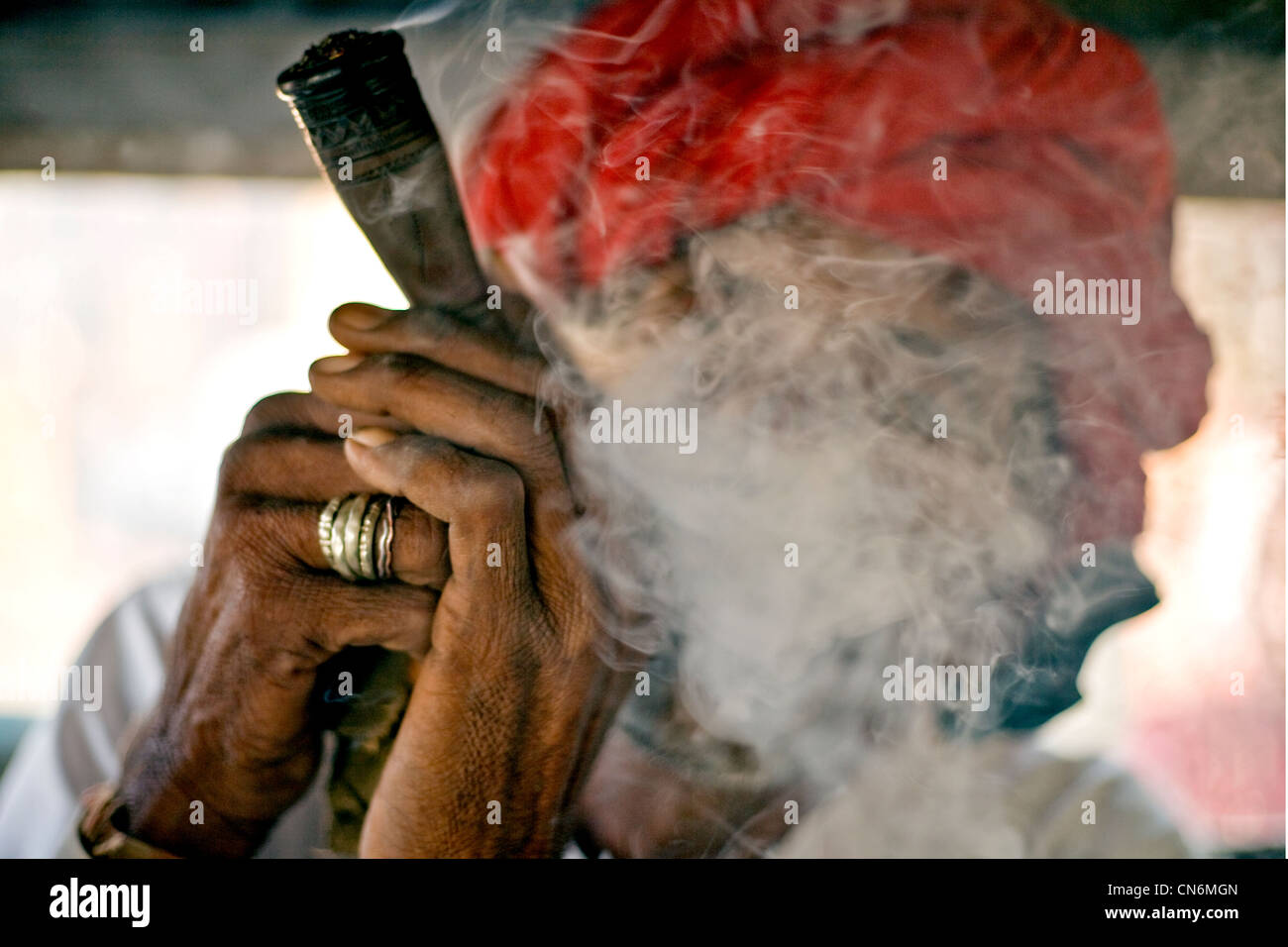Rabari uomo tribale fumatori tubazione di argilla Foto Stock