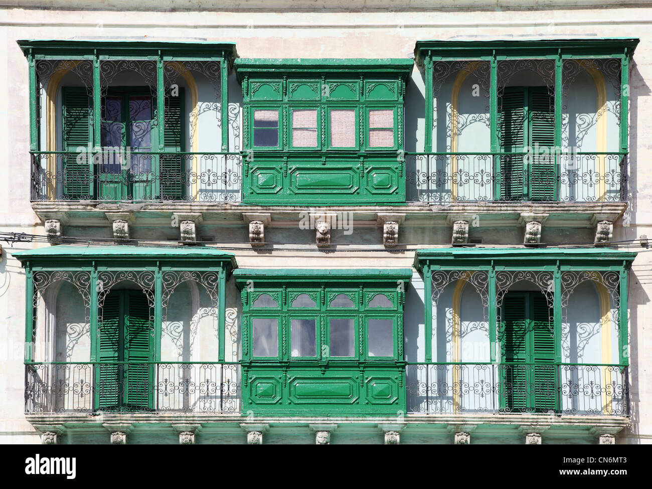 Baia di tradizionali finestre e balconi su una casa di città a Kalkara, Malta Foto Stock