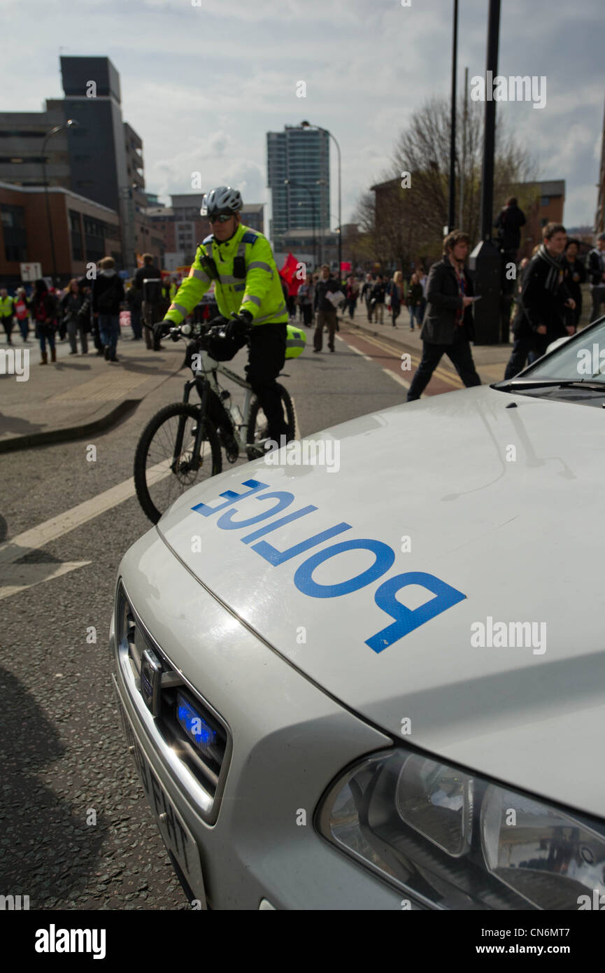 Monitor di polizia a manifestanti anti tagli rally durante i liberali democratici Conferenza a Sheffield Foto Stock