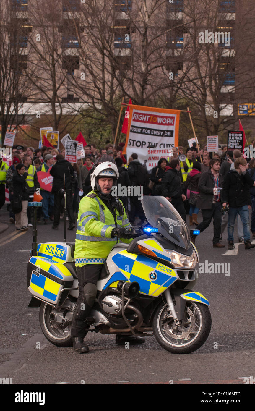 Motore di polizia ciclista conduce l'Anti tagli marzo durante i liberali democratici Conferenza a Sheffield Foto Stock
