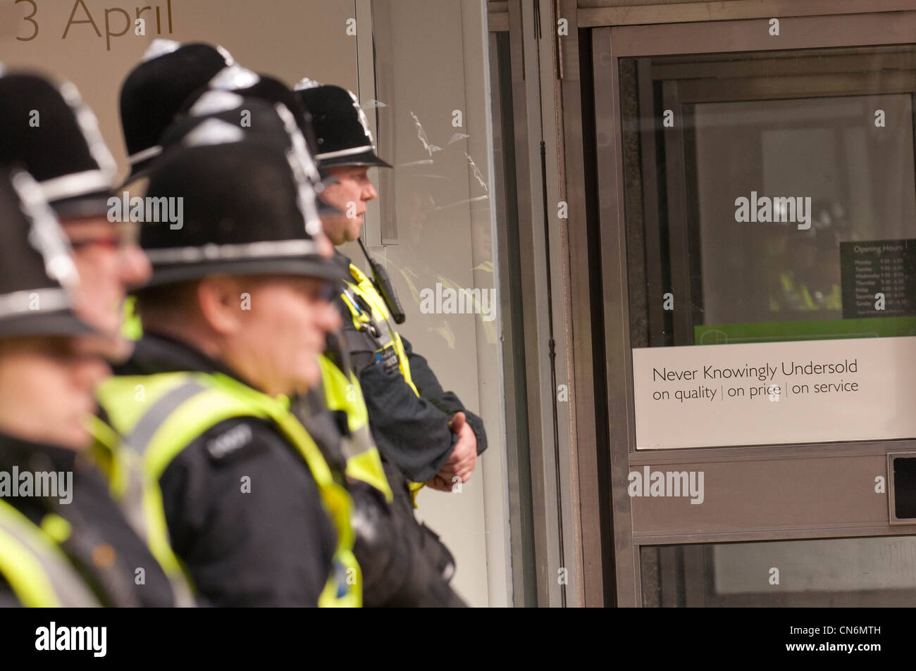 Cordone di polizia per i liberali democratici Conferenza a Sheffield Foto Stock