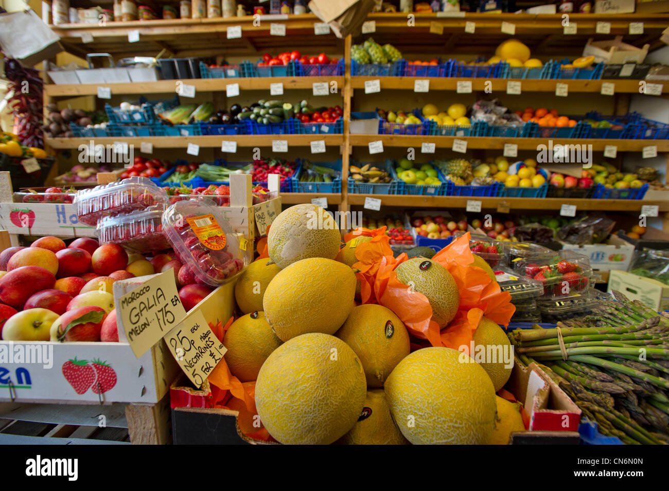 Berretti di frutta e vegatable shop a Sheffield Foto Stock