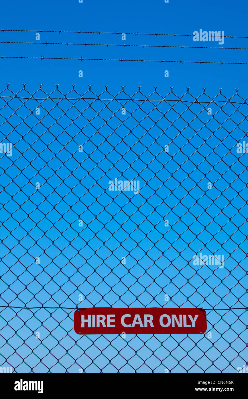 Auto a noleggio solo segno su una recinzione Foto Stock