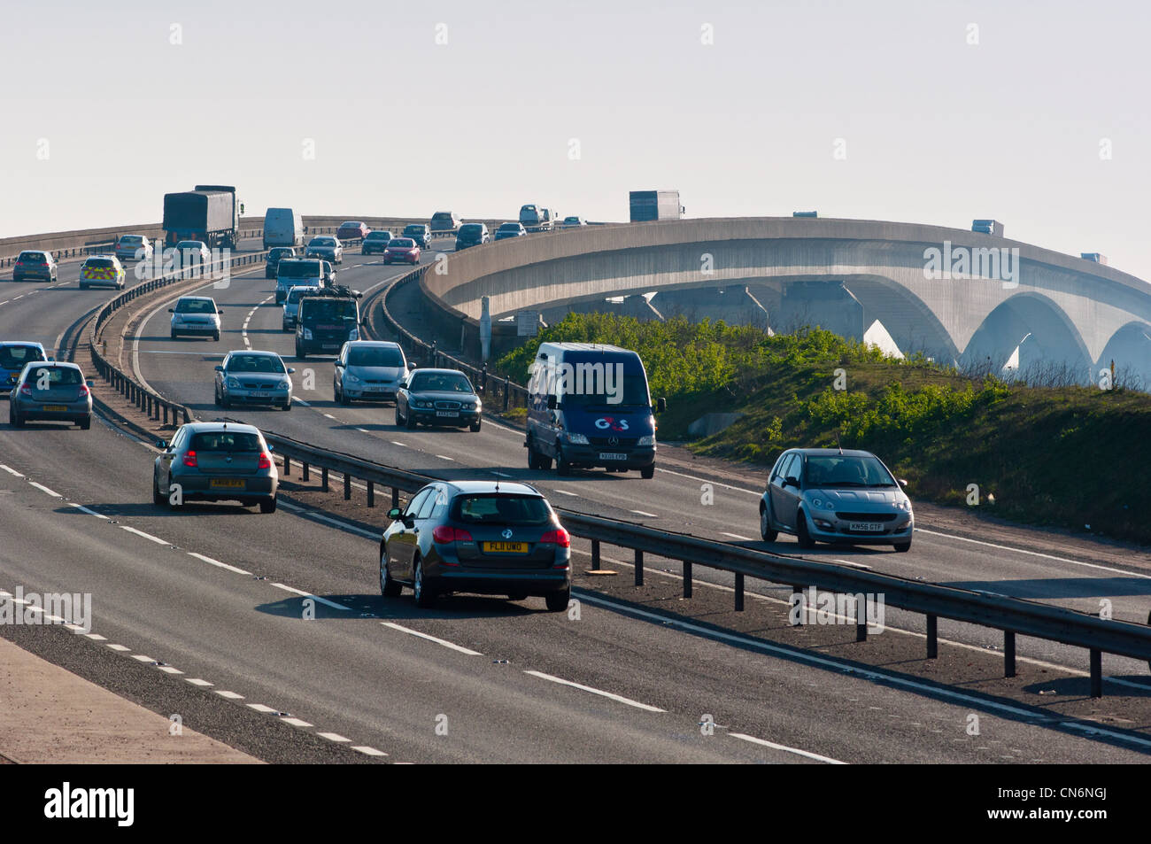 Il traffico di mattina andando oltre l'Orwell ponte sulla A14, Ipswich, Suffolk, Inghilterra. Foto Stock