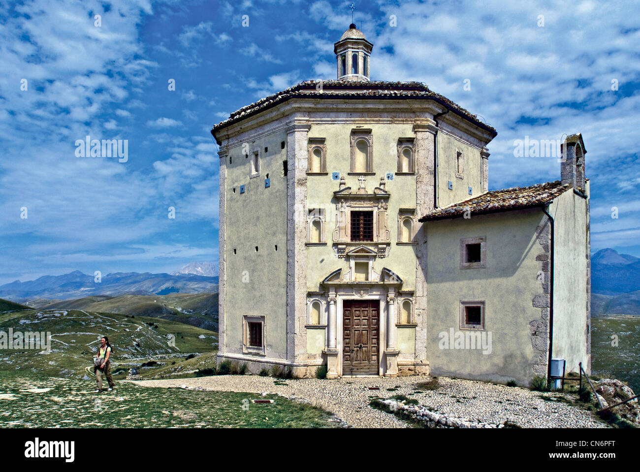 Europa Italia Abruzzo Gran Sasso e Monti della Laga Park Provincia di L'Aquila Rocca Calascio Santa Maria della Pietà chiesa Foto Stock
