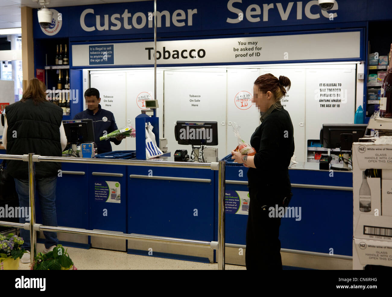 Oggetto sigarette display nel supermercato di Londra Foto Stock