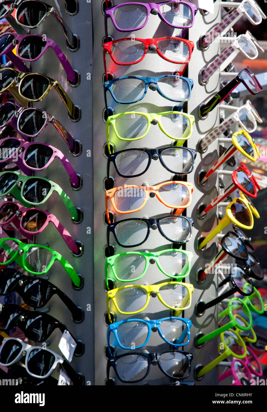 Poco costosi occhiali da sole di moda in vendita nel negozio di Londra Foto  stock - Alamy
