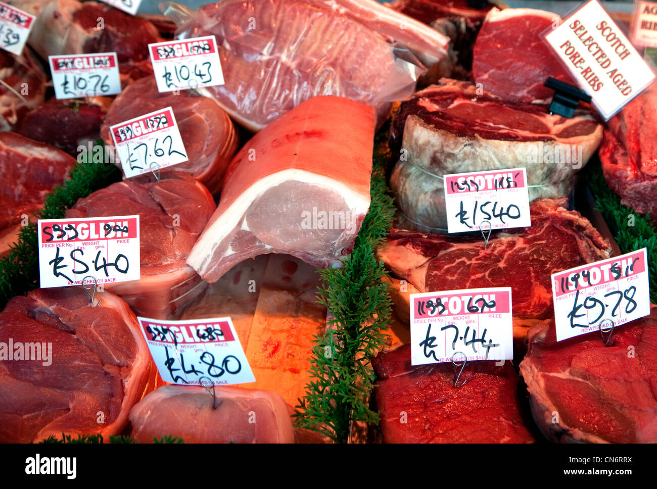 La carne rossa visualizzata in London macelleria finestra Foto Stock