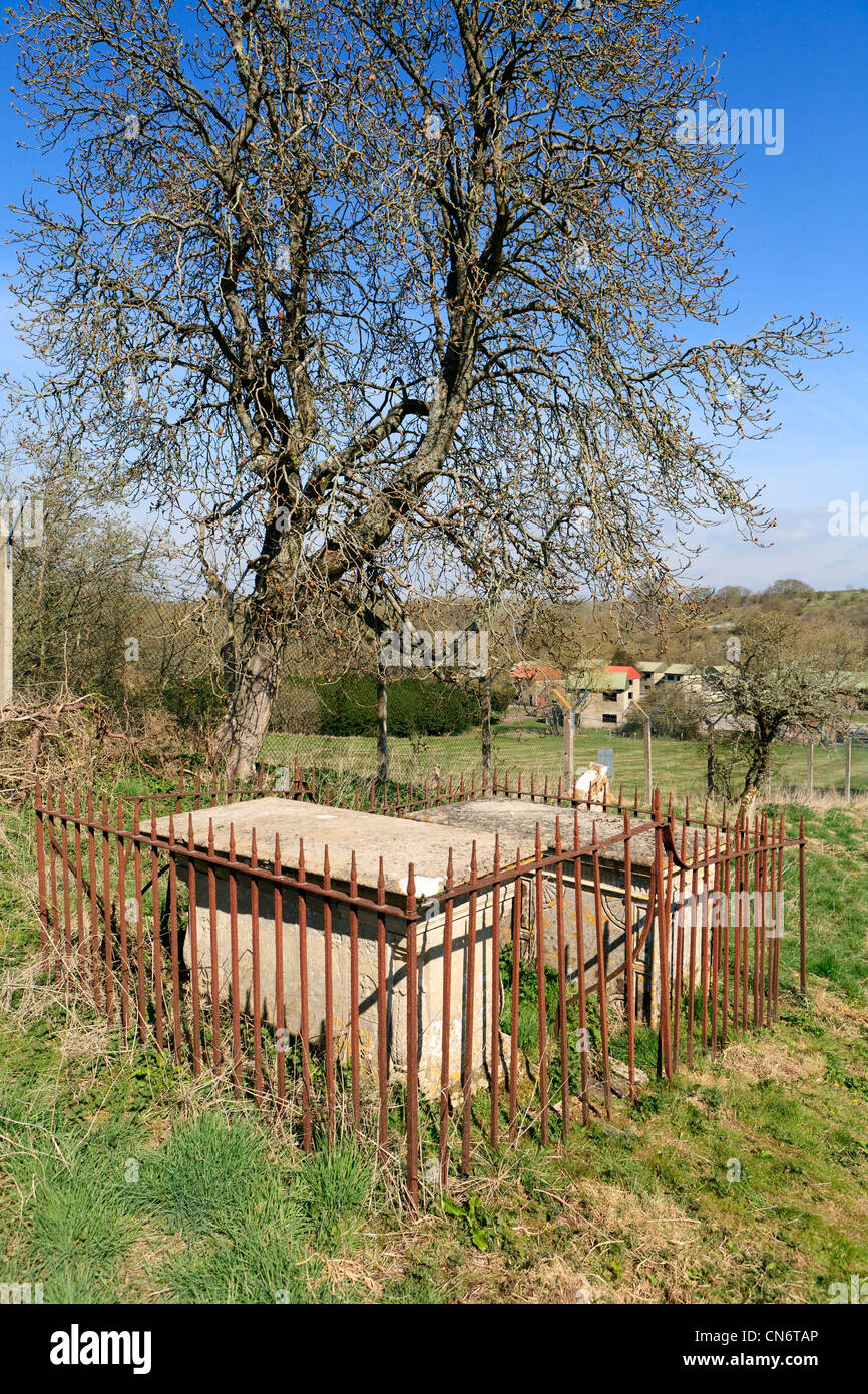 Tombe circondato da recinzione in ferro a St Giles sagrato Imber Village Salisbury Plain WILTSHIRE REGNO UNITO Foto Stock