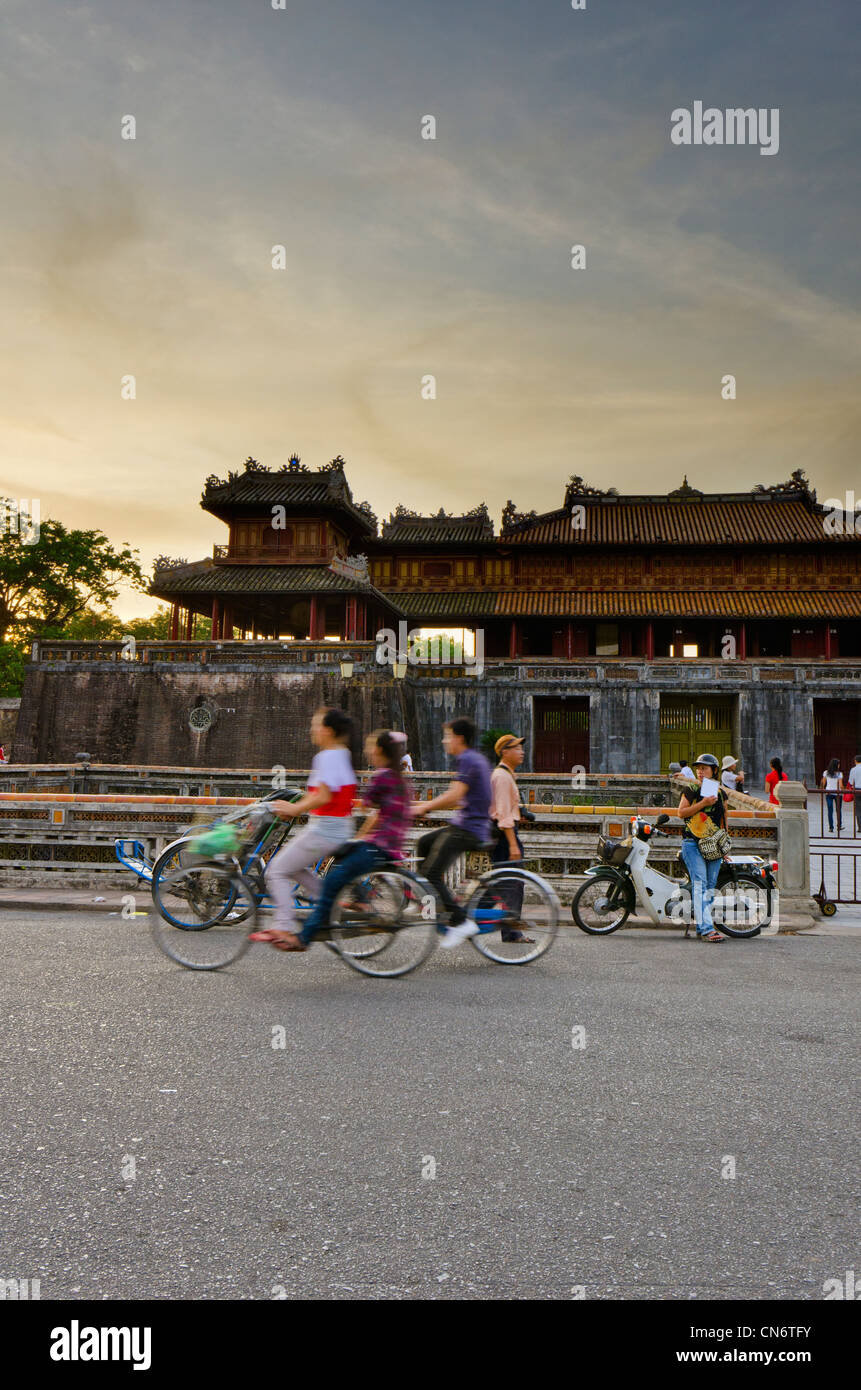 La parte anteriore della città imperiale, la tonalità, il Vietnam al tramonto con le biciclette Foto Stock
