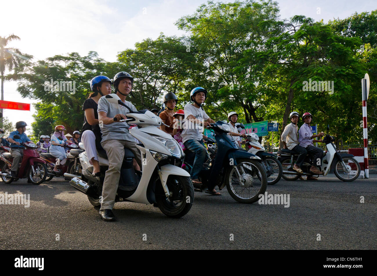 Moto al semaforo, tonalità, Vietnam Foto Stock