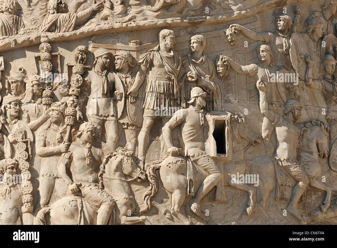 Roma. L'Italia. Colonna di Traiano (AD 113). I dettagli delle scene raffiguranti l'imperatore Traiano le due campagne in Dacia (Romania). Foto Stock