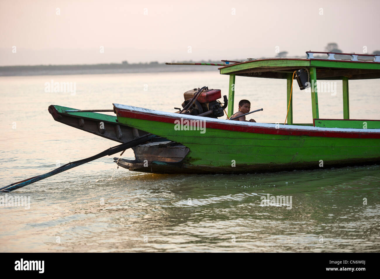 Fiume Irrawaddy barca, Magway, MYANMAR Birmania al tramonto Foto Stock