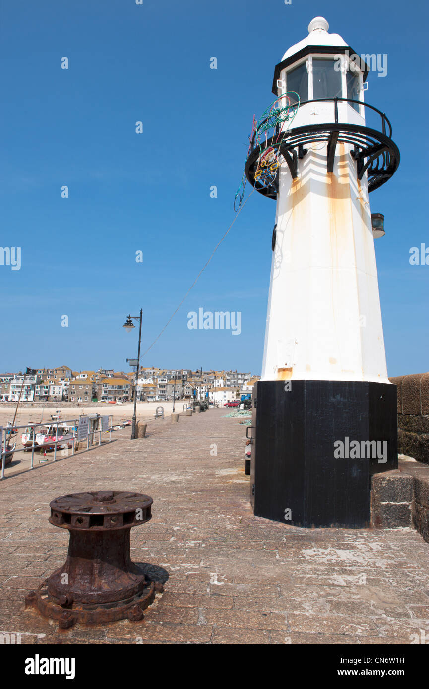 Faro bianco su Smeatons Molo di St Ives Cornwall Inghilterra Foto Stock