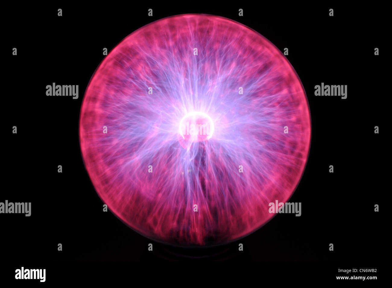Viola e rosso si illumina in vetro magic plasma lampada a sfera - Esposizione lunga Foto Stock