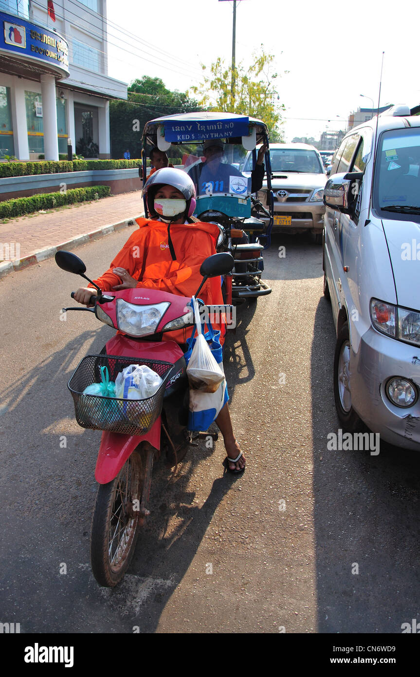 Moto del traffico nel centro cittadino di Vientiane, prefettura di Vientiane, Laos Foto Stock