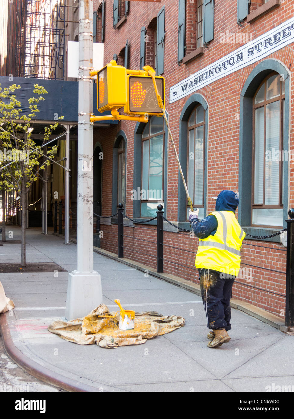 Lavoratore di sesso femminile pittura stop, Washington Street, Manhattan, New York, NY, Stati Uniti Foto Stock