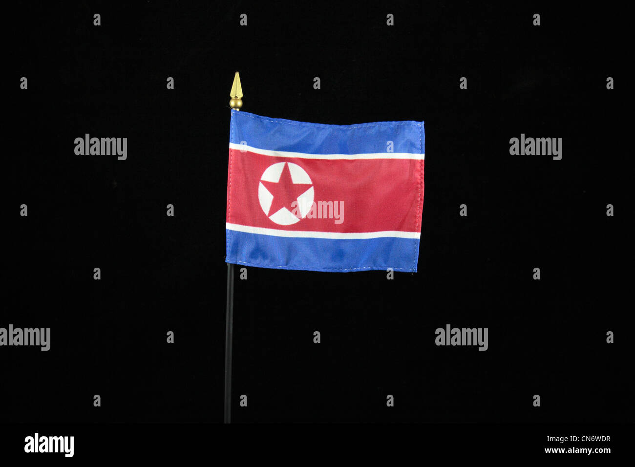 La bandiera nazionale della Corea del Nord su uno sfondo nero. Foto Stock