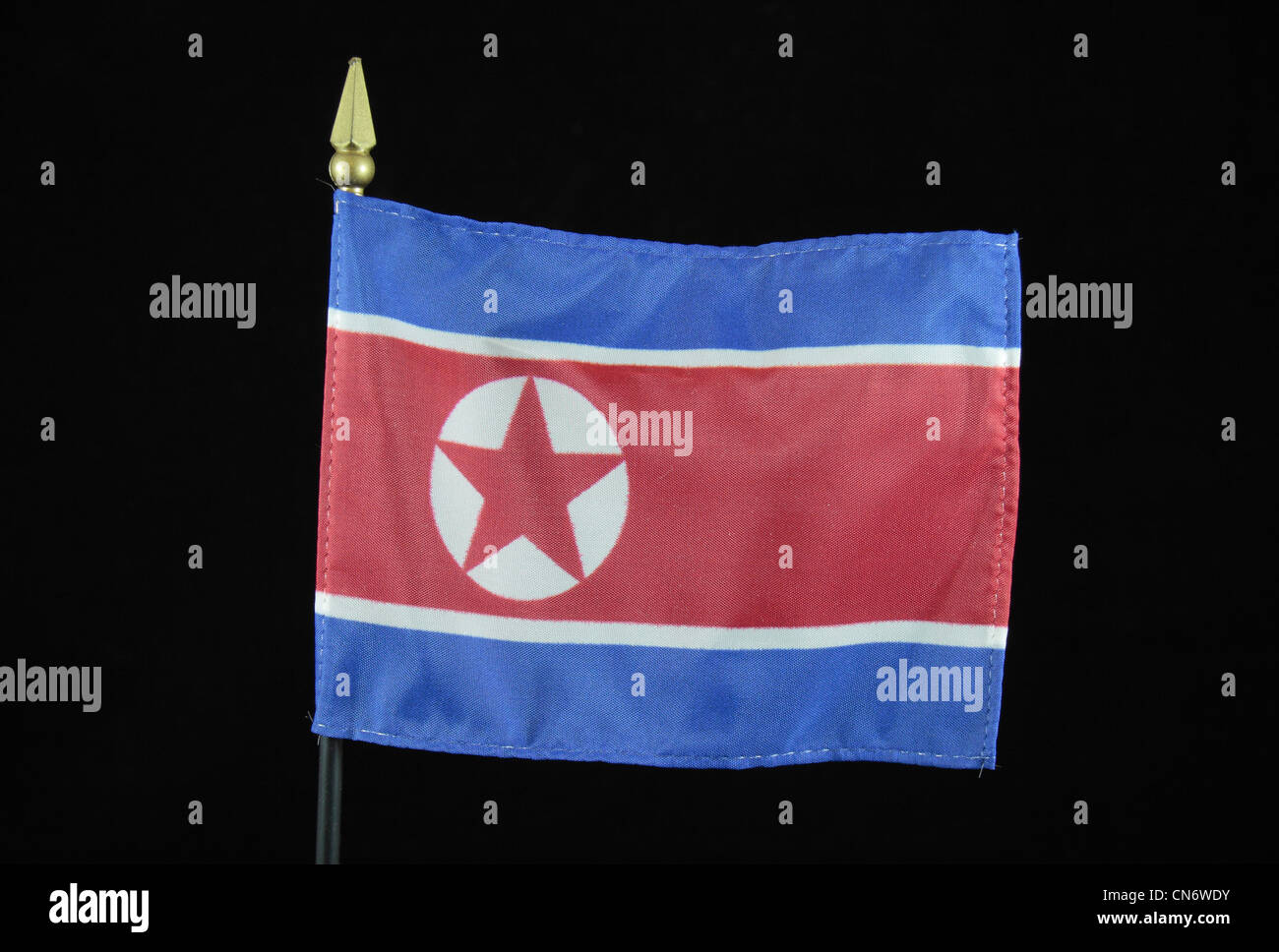 La bandiera nazionale della Corea del Nord su uno sfondo nero. Foto Stock